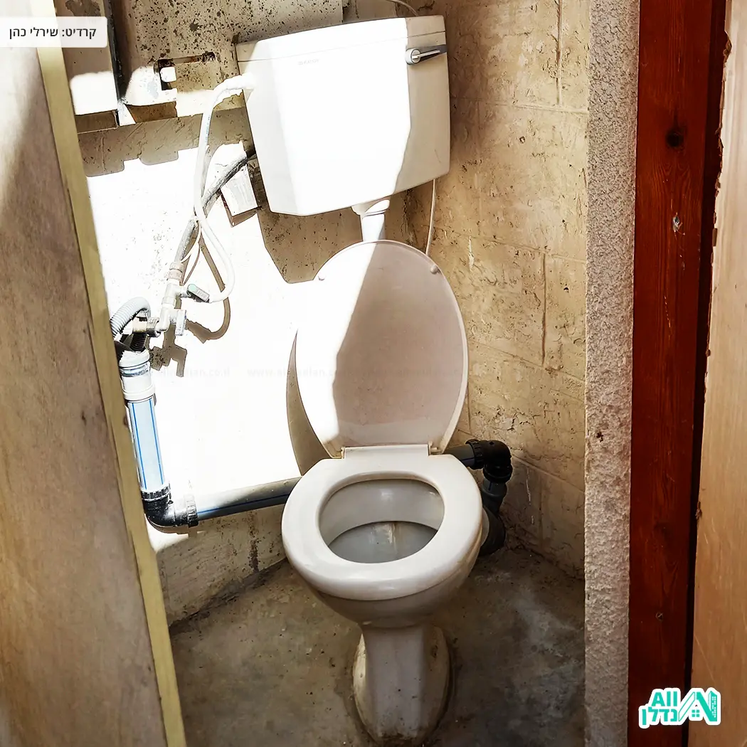 לפני שמתחילים לשבור: הבנת העלויות בתהליך שיפוץ של מקלחת ושירותים