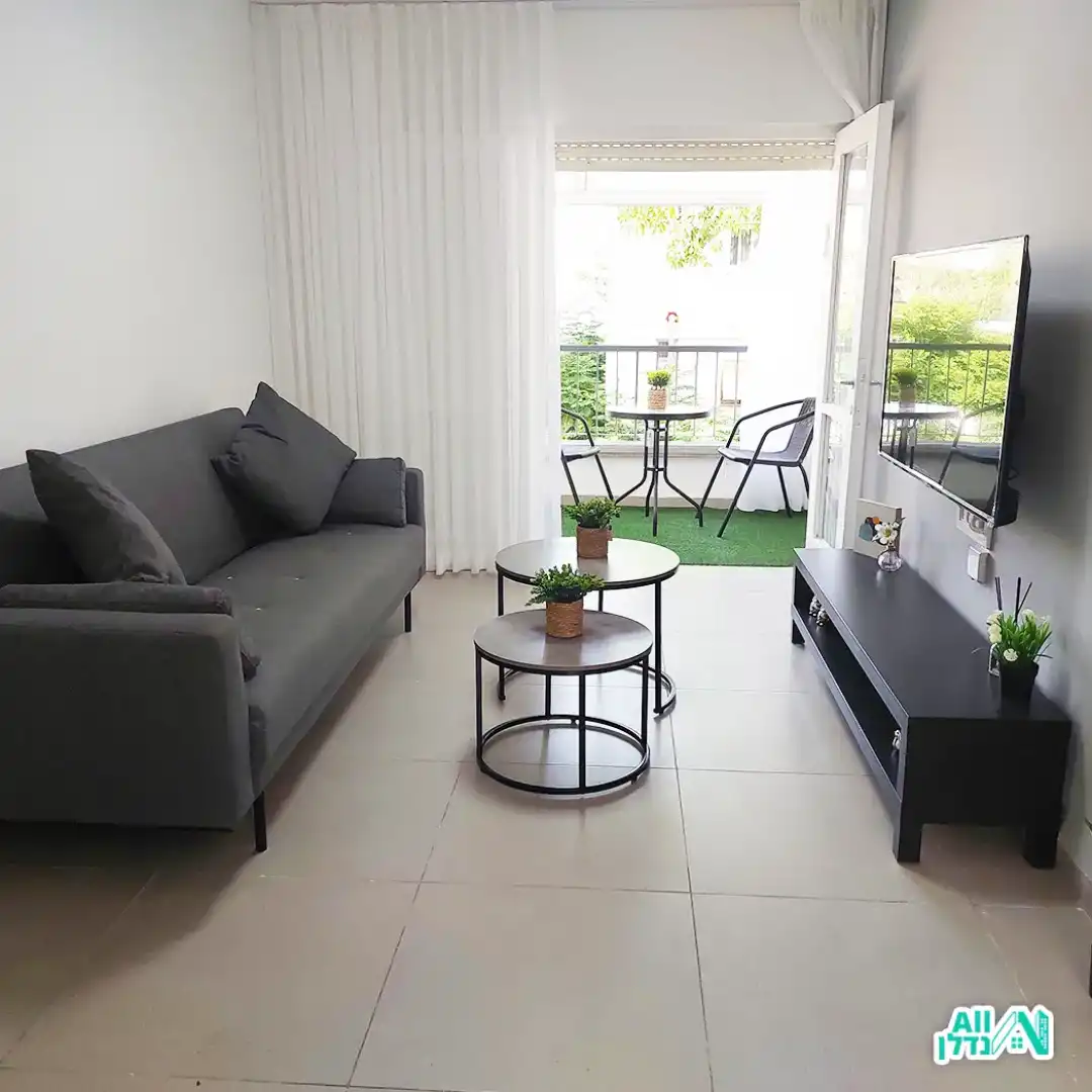 ניסים כהן מנכל כן נדלן מול מחשב מדבר בטלפון