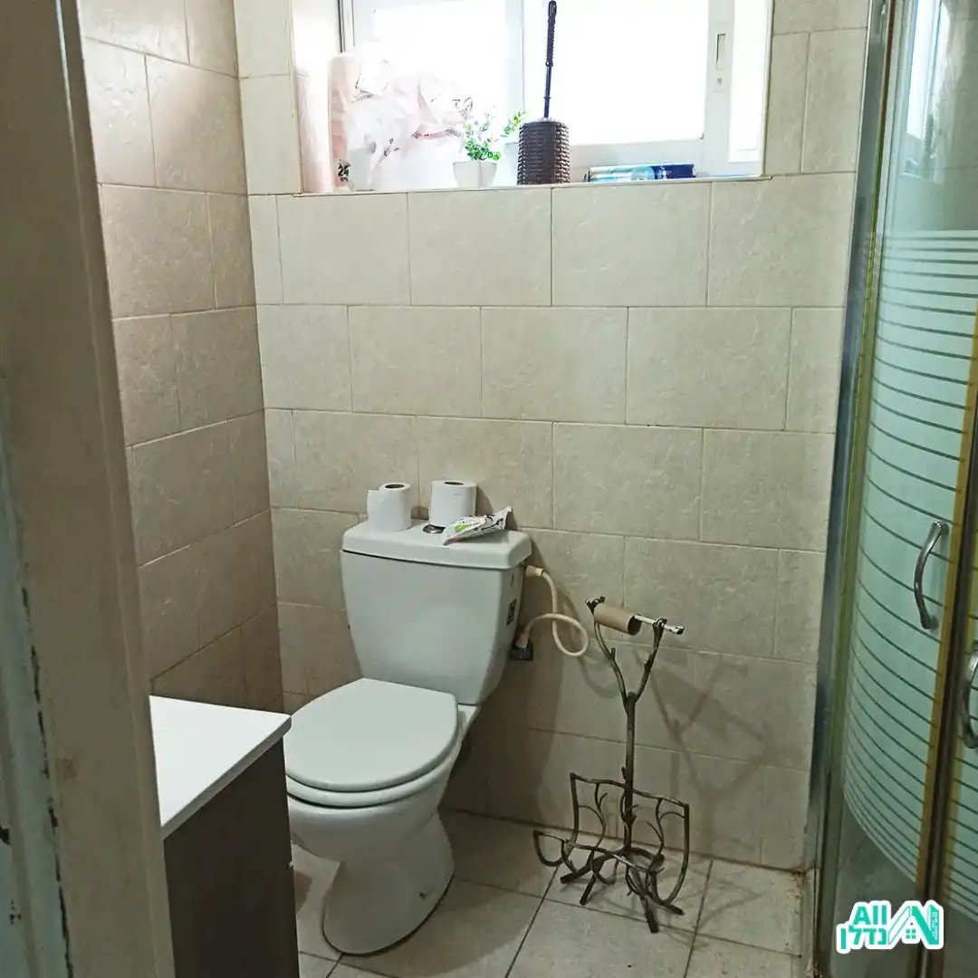 חדר שירותים ומקלחת ישנים