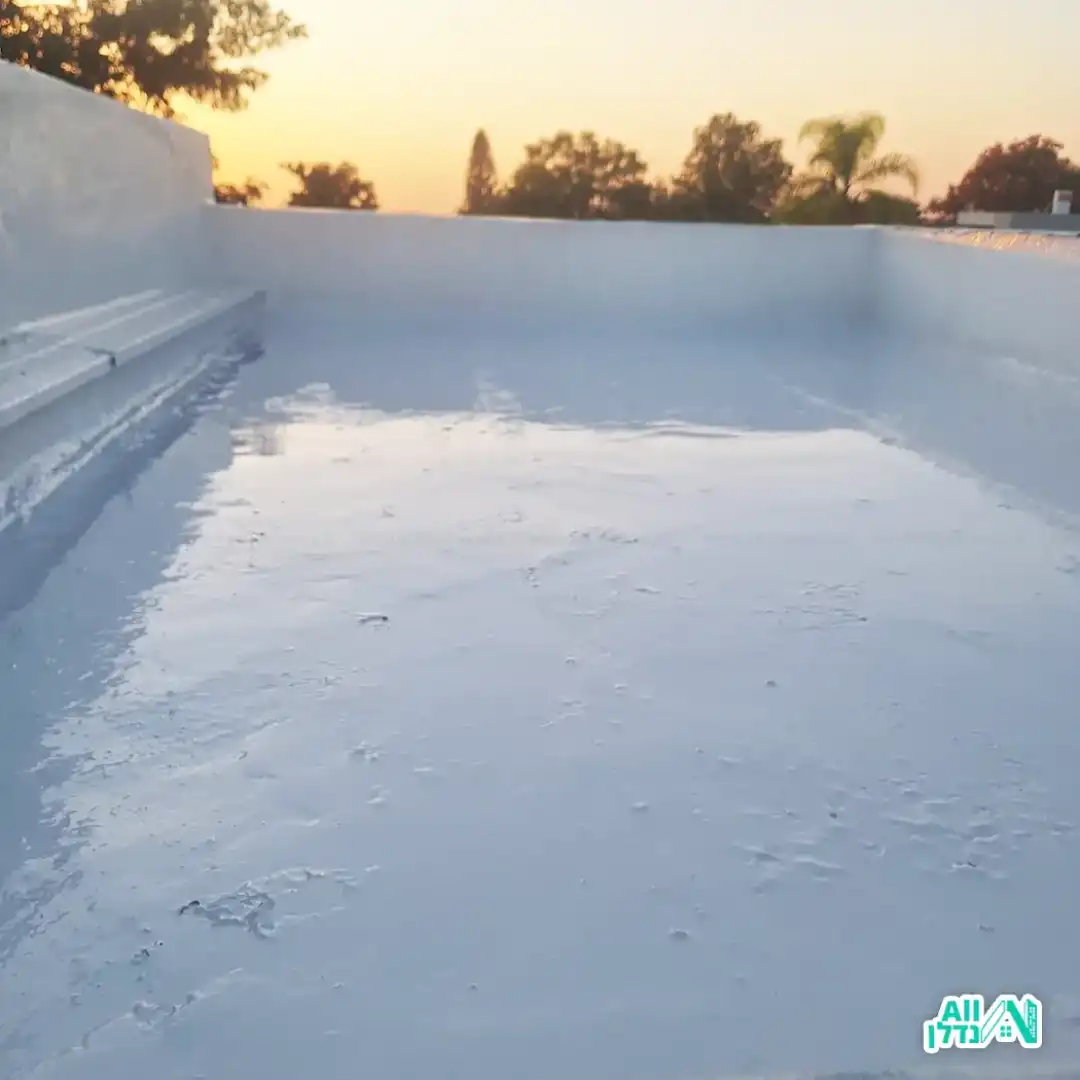 איטום גג בשעת שקיעה