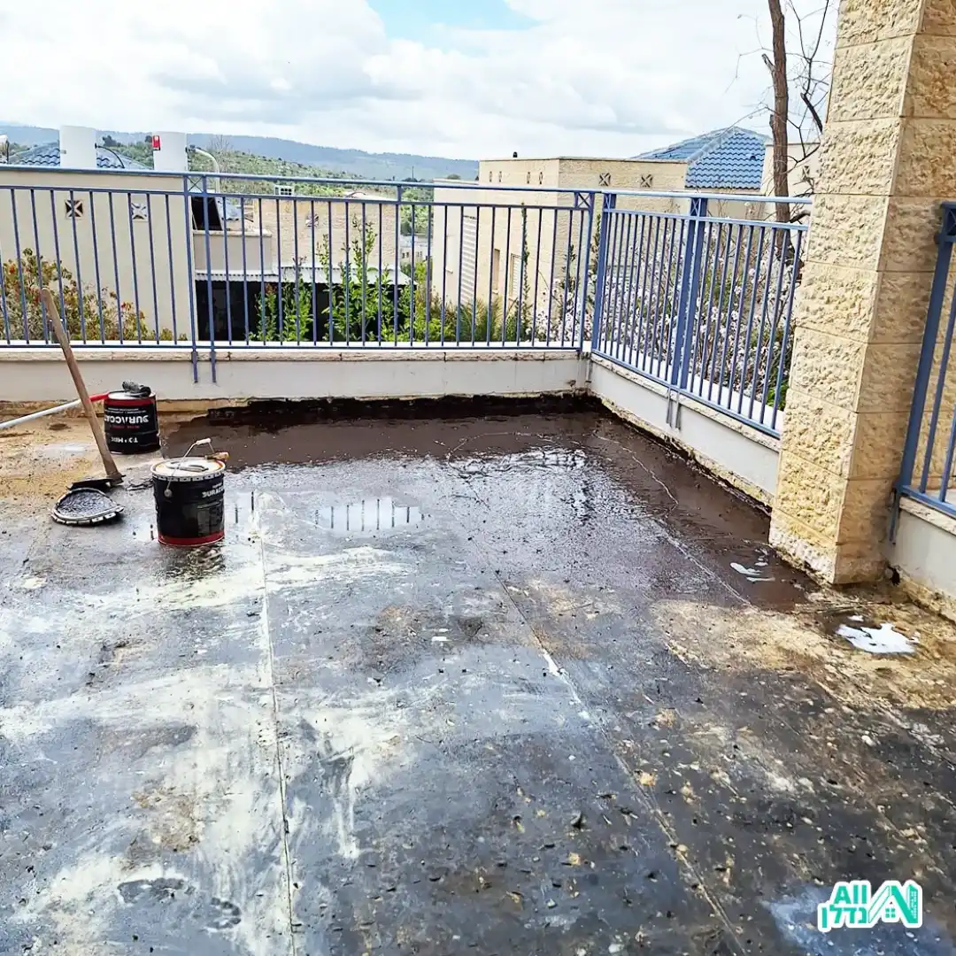 איטום גג בשעת שקיעה