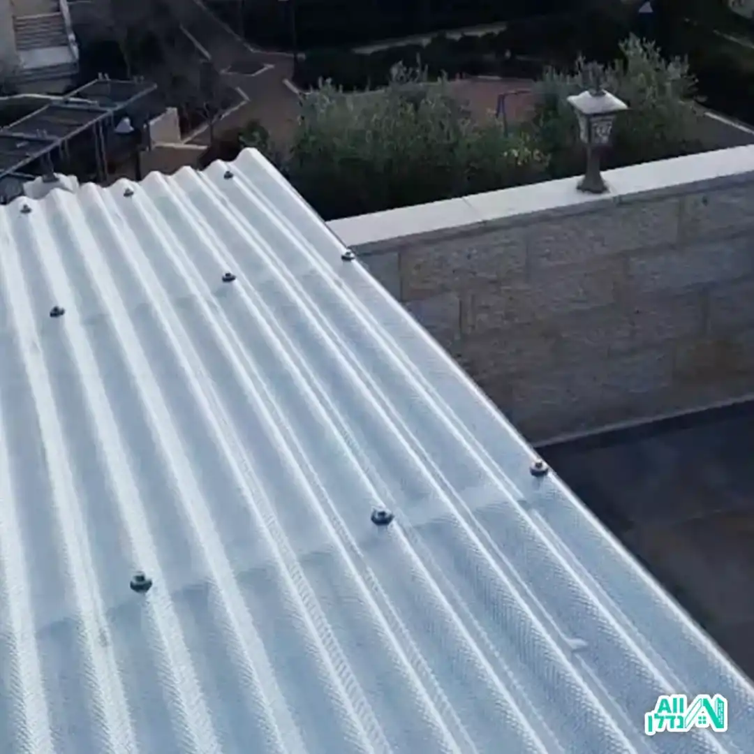 התקנת פרגולה על מבנה גדול