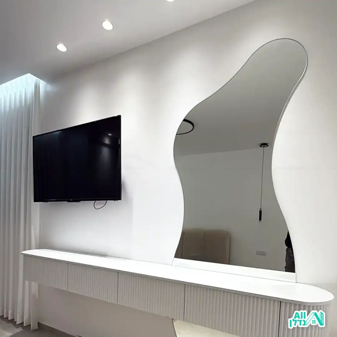 שיפוץ קיר בחדר שינה עם טלוויזיה ומראה שעליה מוצמדת שידה צפה