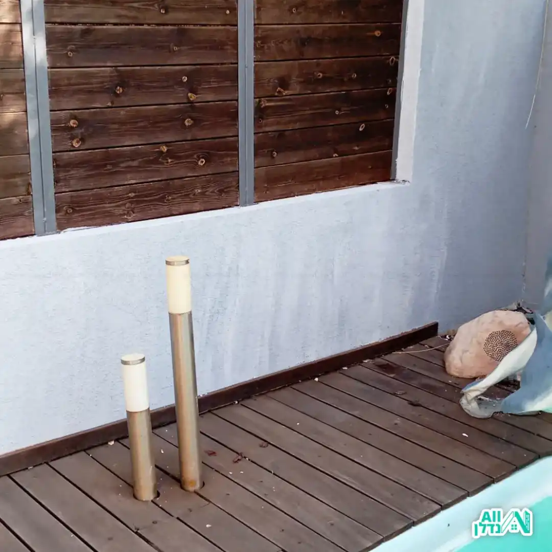 שיפוץ קיר בחדר שינה עם טלוויזיה ומראה שעליה מוצמדת שידה צפה