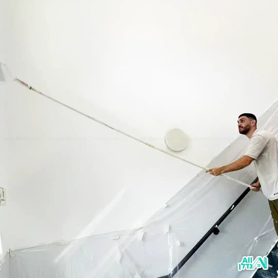 תמונה של עומר צובע קירות