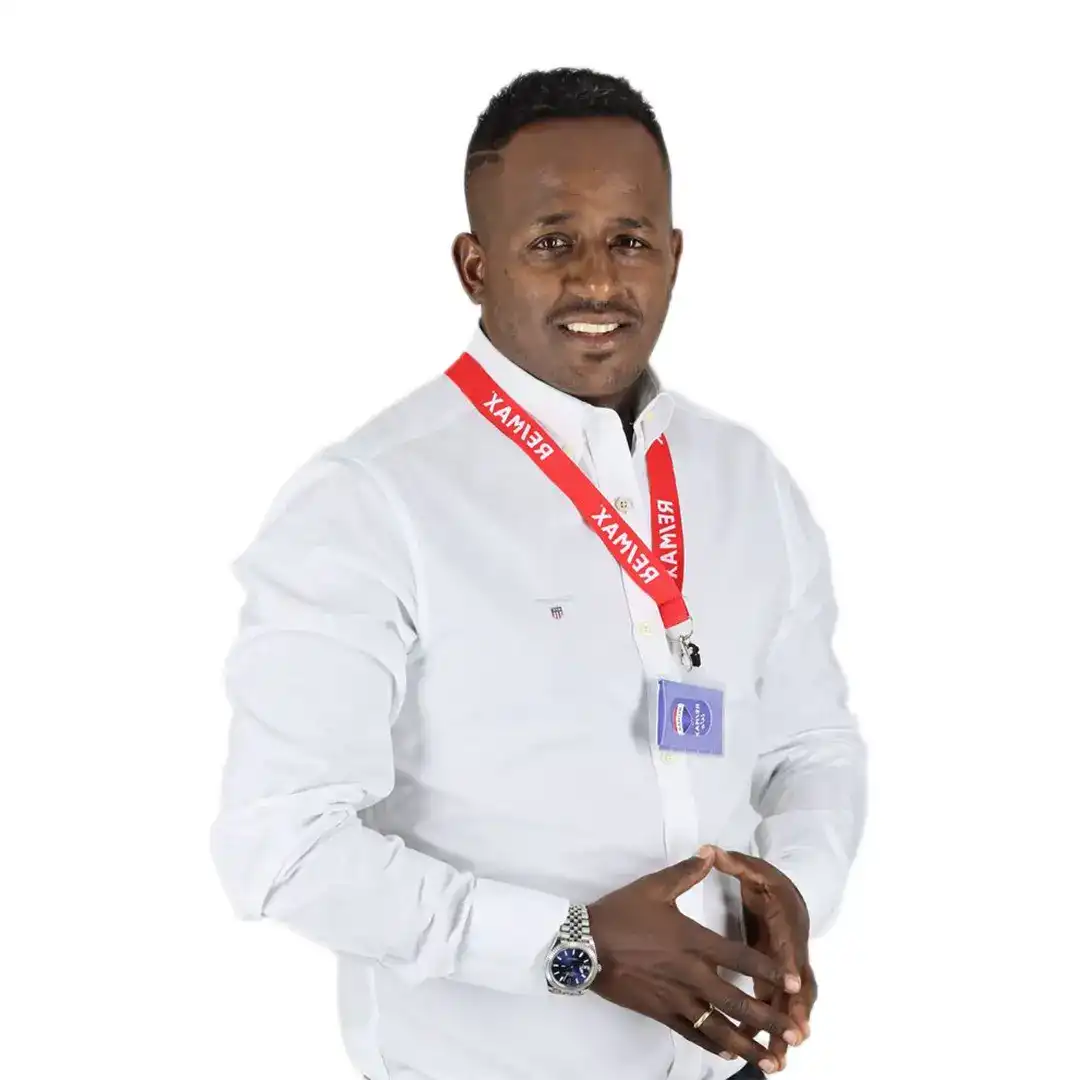 שני גברים מצטלמים אחד מחזיק שלט "נמכר" והשני מחזיק מתנה