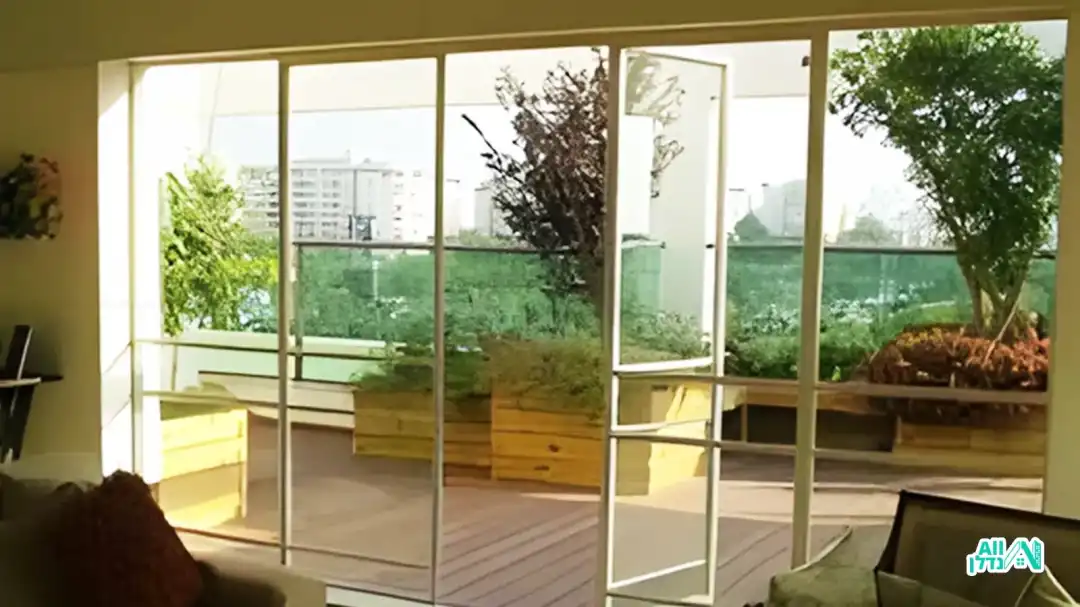 מסגרת דלת ענקית בצבע שחור מאלומיניום בשילוב זכוכית