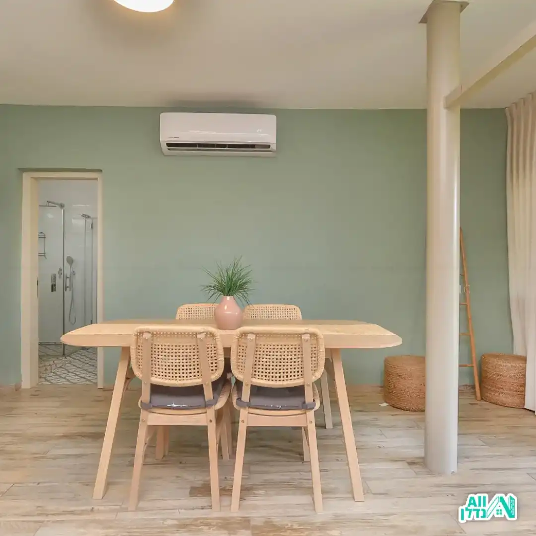 פינת אוכל מעץ עם קיר כוח בצבעי ירוק