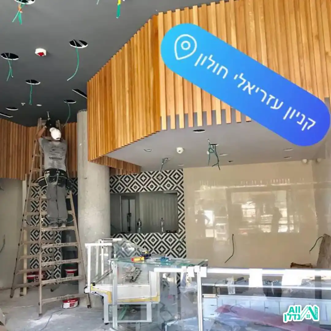 שני קבלני חמשל מבצעים חיבור חשמל ללוח הראשי