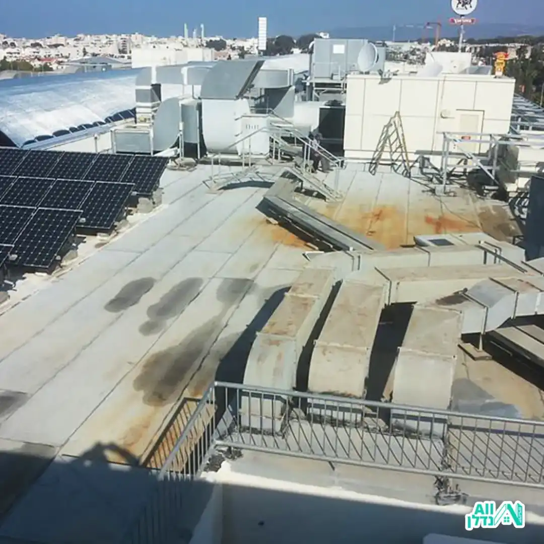 איש מקצוע מבצע איטום צינורות