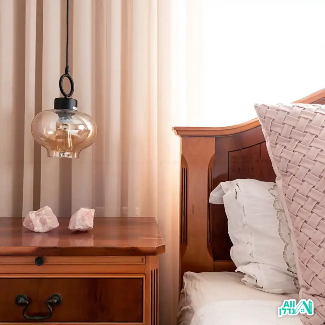 סלון יוקרתי בצבעי לבן עם נגיעה של סגול