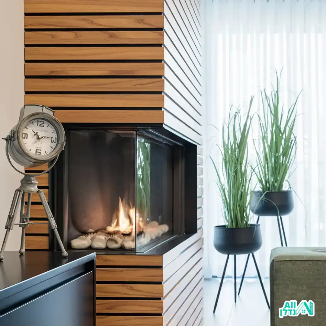 אח משולבת בקיר כוח ליצירת אווירה חמימה