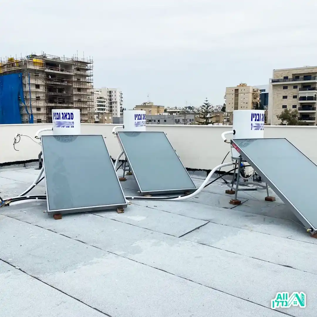 גג אטום ועליו 3 דודי שמש המחוברים לקולטים