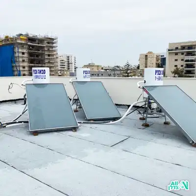 גג אטום ועליו 3 דודי שמש המחוברים לקולטים