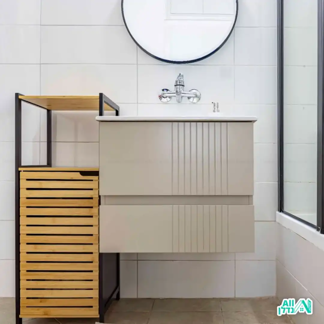 סלון ופינת אוכל מעוצבים בצבעים רכים. שילוב בין לבן, אפור ונגיעה של כחול.