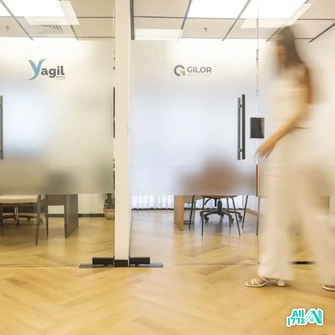 סלון ופינת אוכל מעוצבים בצבעים רכים. שילוב בין לבן, אפור ונגיעה של כחול.