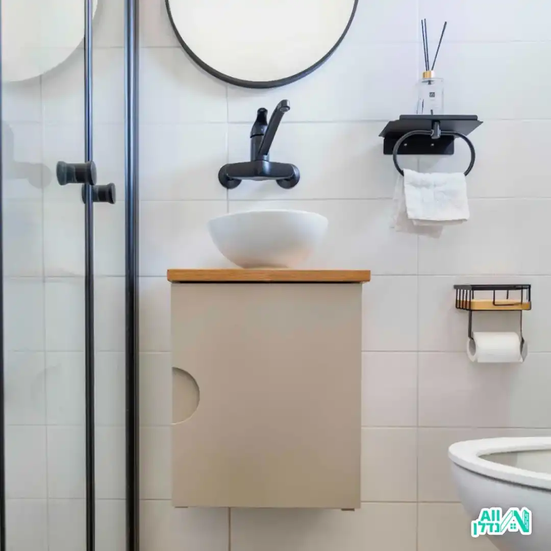 סלון ופינת אוכל מעוצבים בצבעים רכים. שילוב בין לבן, אפור ונגיעה של כחול.