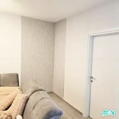 סלון עם קיר מעוצב