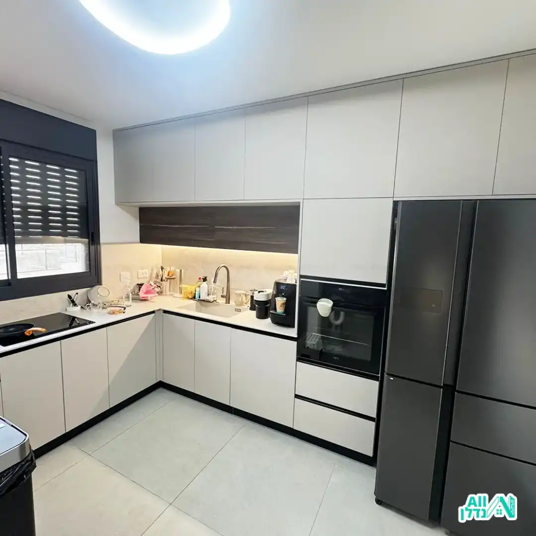 עבודת נגרות בניית מטבח בעיצוב אישי בצבעי לבן ועם קלאפה מסוגננת