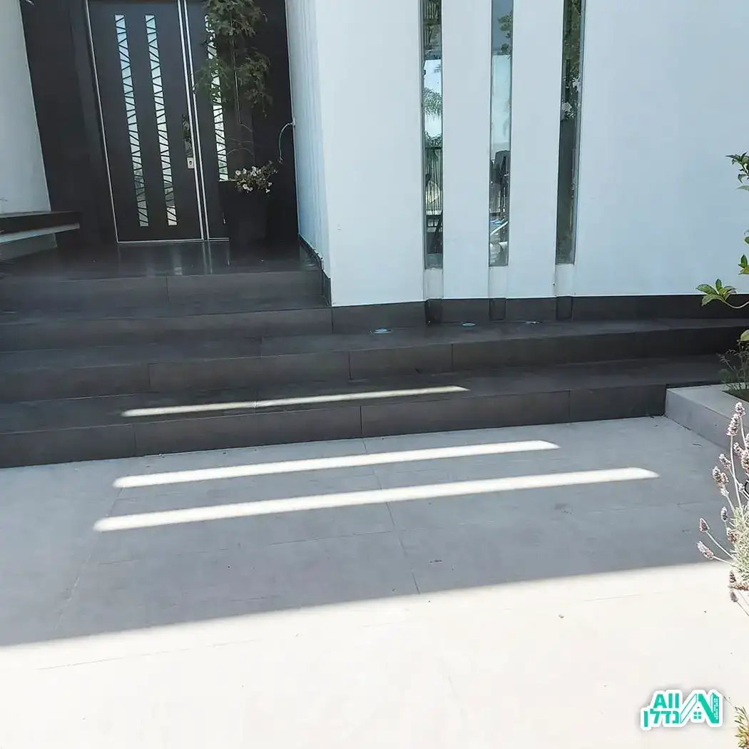 שיחזור ושיפוץ מדרגות וכניסה לבית