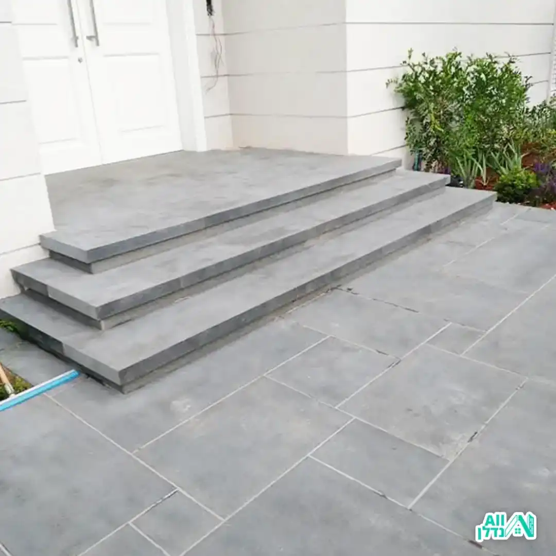 מדרגות אחרי שחזור ושיפוץ