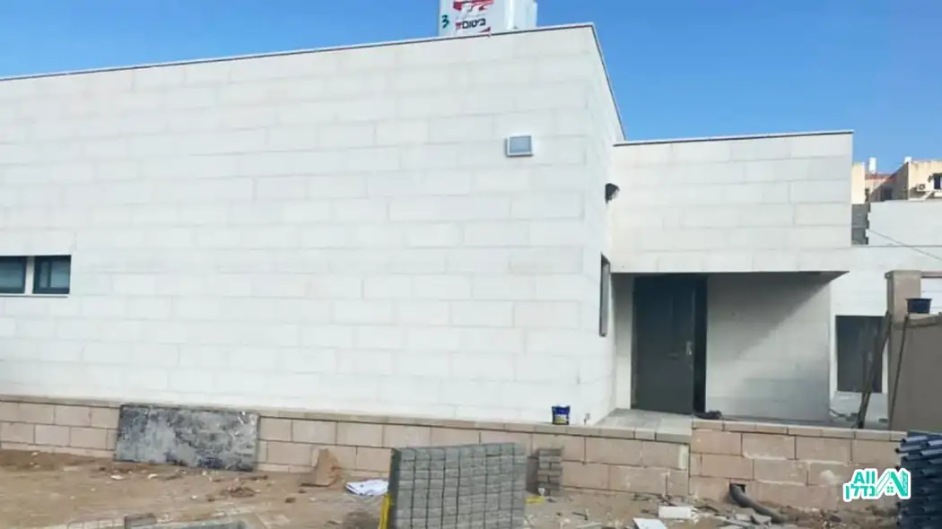 כלי עבודה באתר בניה של מוסד לימודי