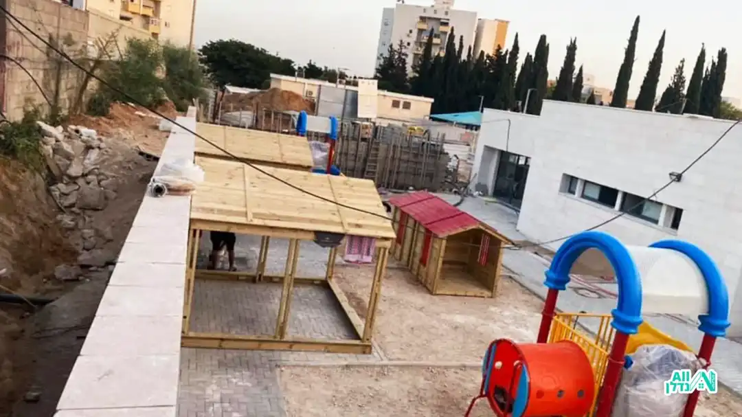 כלי עבודה באתר בניה של מוסד לימודי