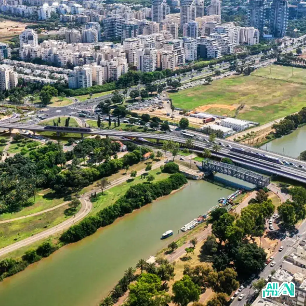 גשר הירקון, תל אביב - כ-700מ' של גשר הרכבת הקלה.