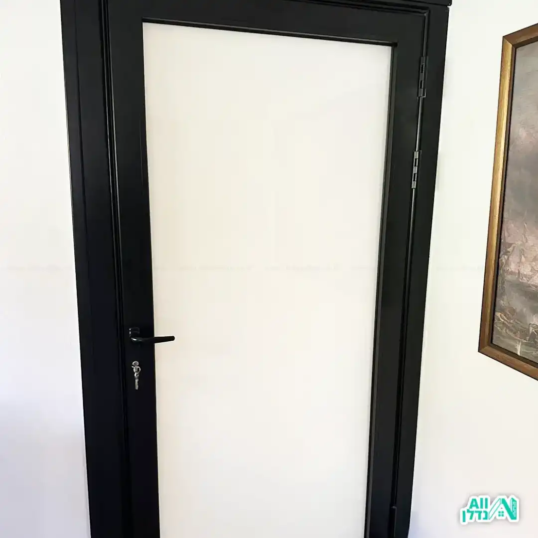 דלת אלומיניום שחורה