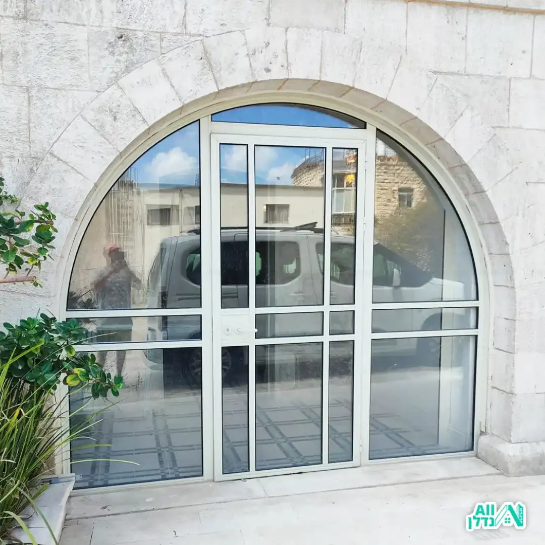 דלת ייחודית ומעוצבת מאלומיניום