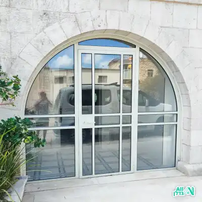 דלת ייחודית ומעוצבת מאלומיניום