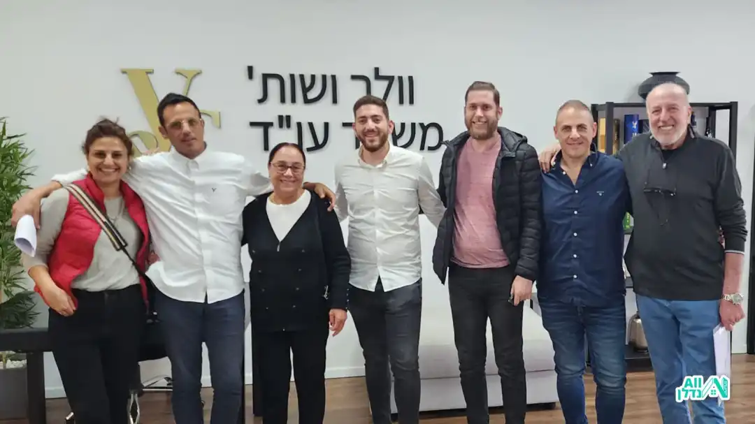 בניין עם דירה ועליה שלט למכירה