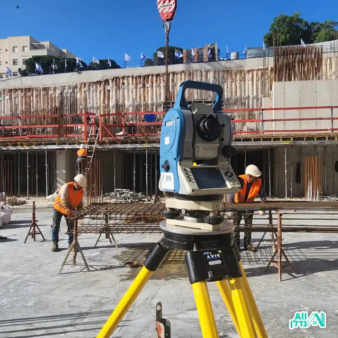 מכשיר מדידה באתר בניה