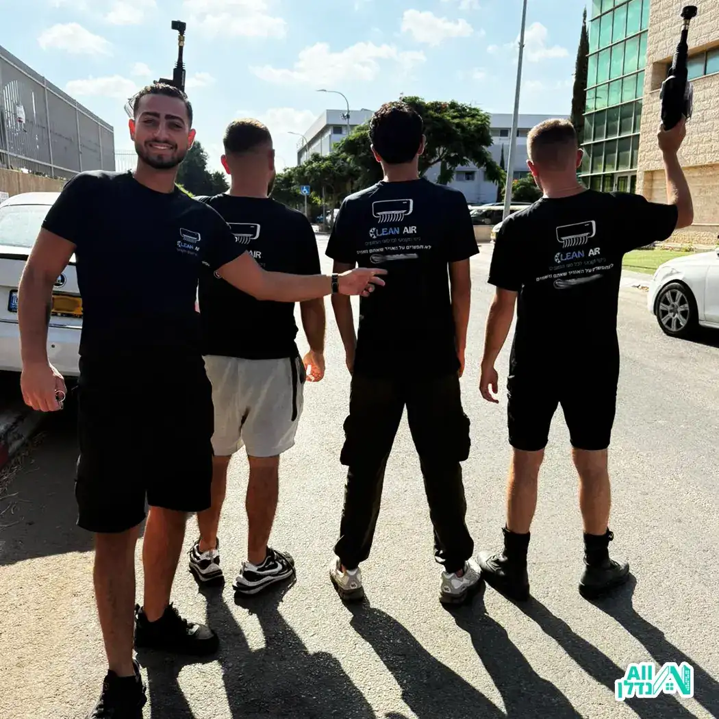 עובד מנקה מזגן במכשירי שטיפה מיוחדים