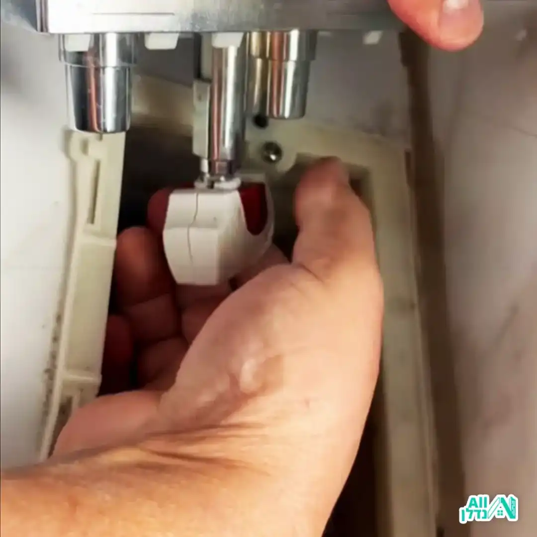 אינסטלטור מתקן את האסלה והזרימת מים