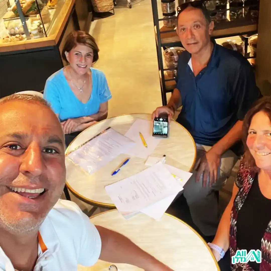 אבירם אהרוני יושב בכיסא במשרדו