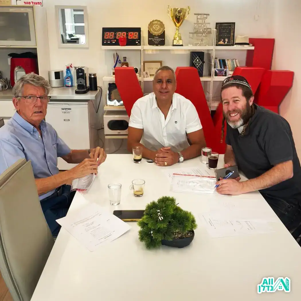 אבירם אהרוני יושב בכיסא במשרדו