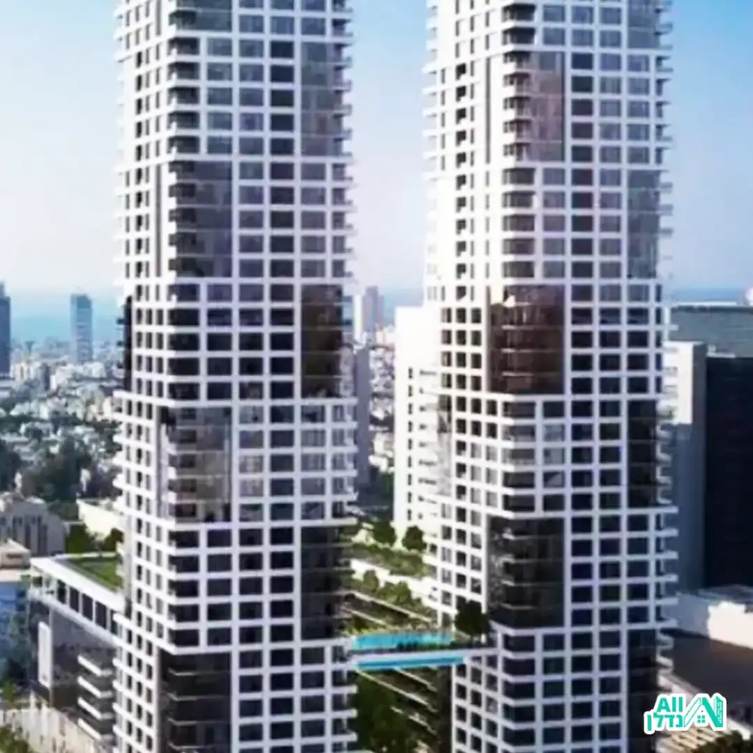 אבירם אהרוני יושב בכיסא במשרדו