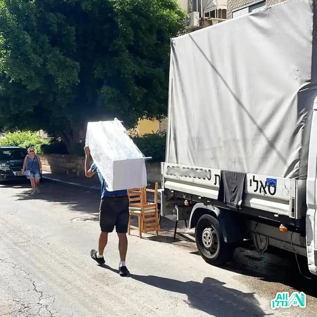 סאלי המוביל לצד משאית ההובלות שלו