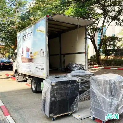 העמסת רהיטים למשאית