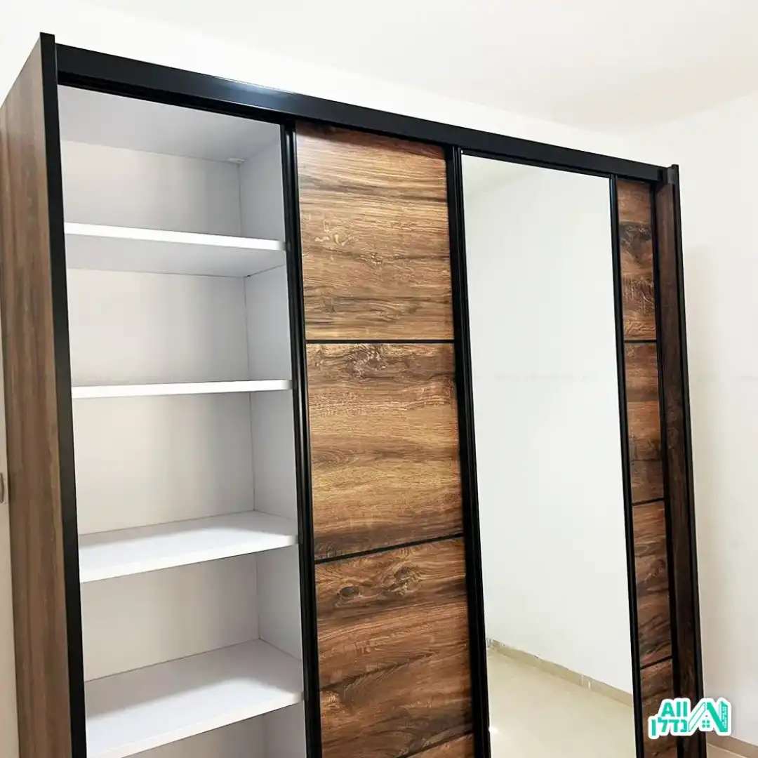 מוביל מסדר רהיט בתוך המשאית הובלות