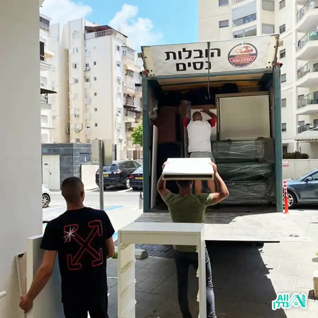 מובילים מעמיסים תכולה על המשאית