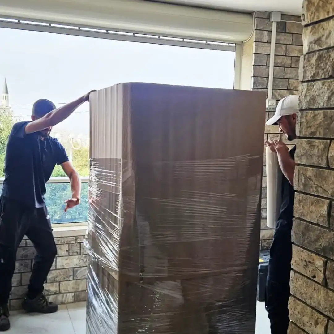 מובילים מעמיסים תכולה על המשאית