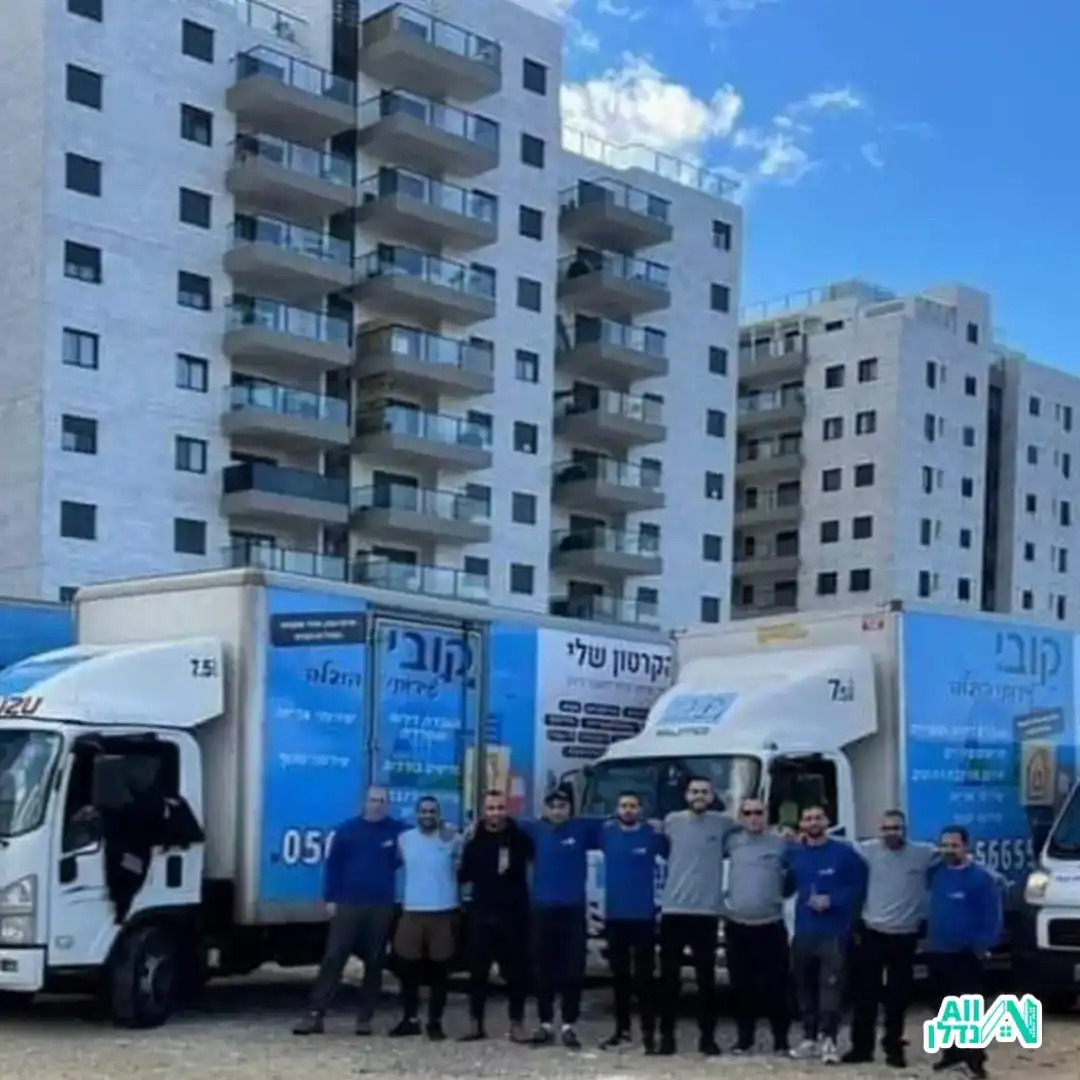 צוות קובי הובלות לצד משאיות החברה