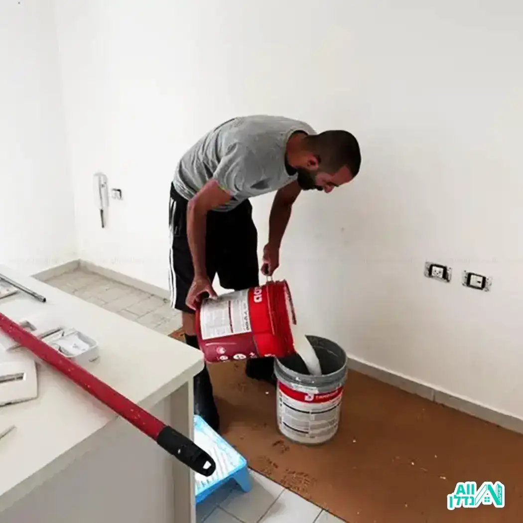 שי צובע קיר בחדר