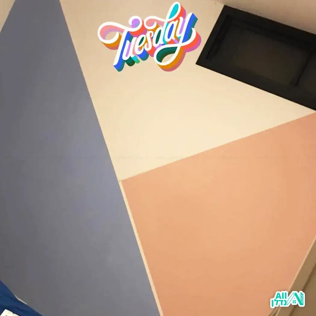 קיר דקורטיבי בשלושה צבעים