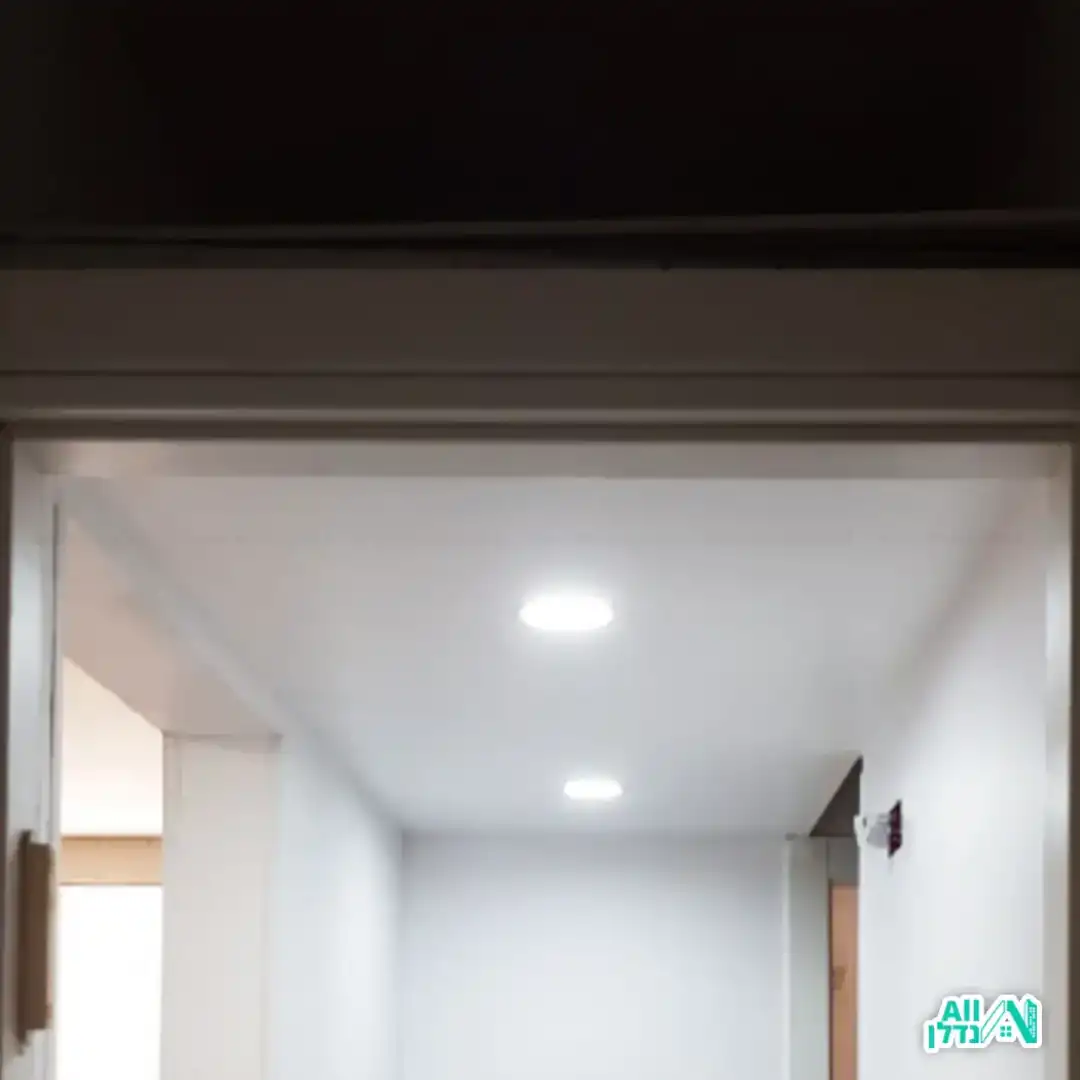 אחרי ביצוע עבודת גבס - הנמכה, תאורת לד ומקום איחסון.