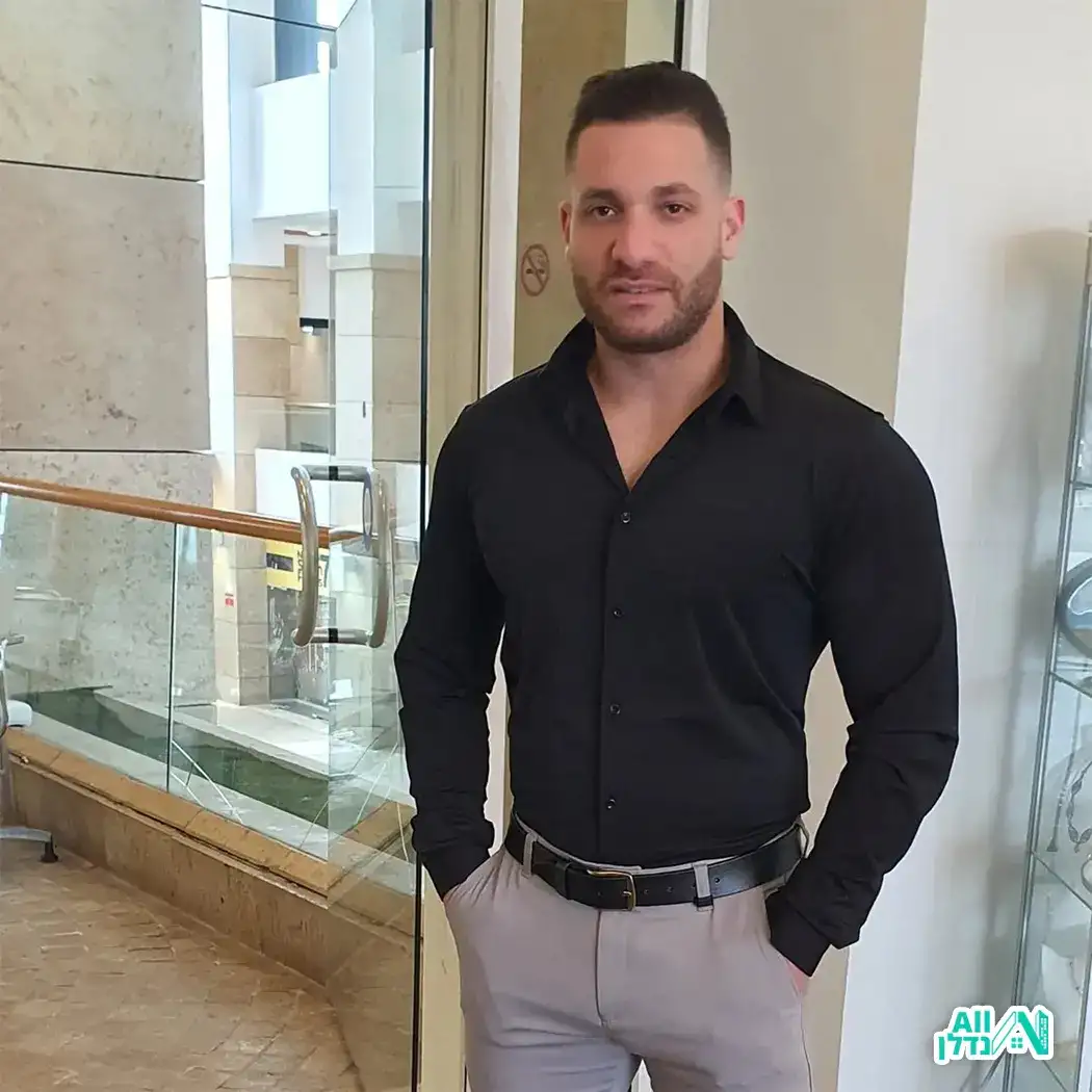 אלירן אביבי יועץ משכנתאות לבוש בחליפה