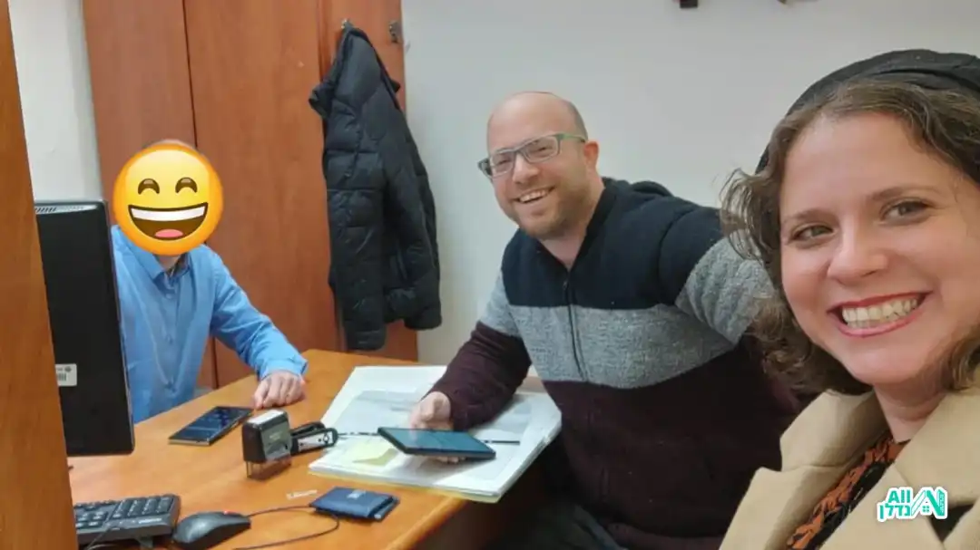 עם לקוחות בעת חתימה על משכנתא