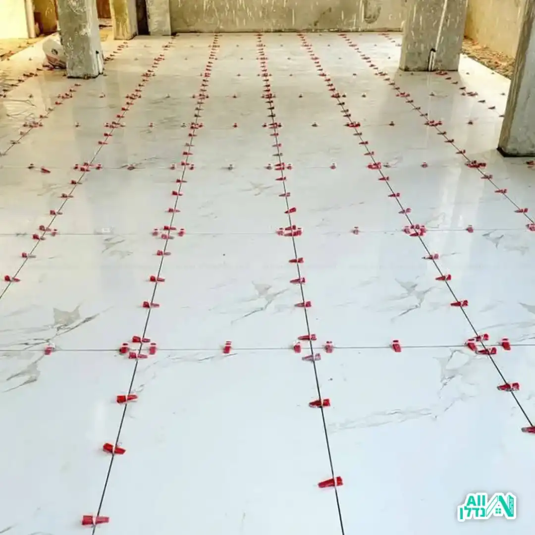 ריצוף מלבני לבן עם נימים בתוך חלל הסלון בשלב הייבוש